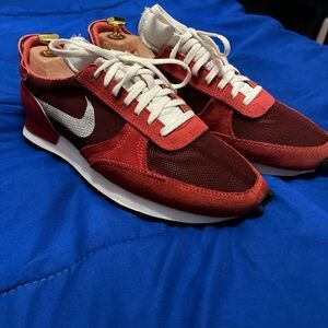 NIKE DBREAK DAYBREAK TYPE TEAM RED-WHITE-UNIVERSITY RED SZ 8.5 [CJ1156-601]